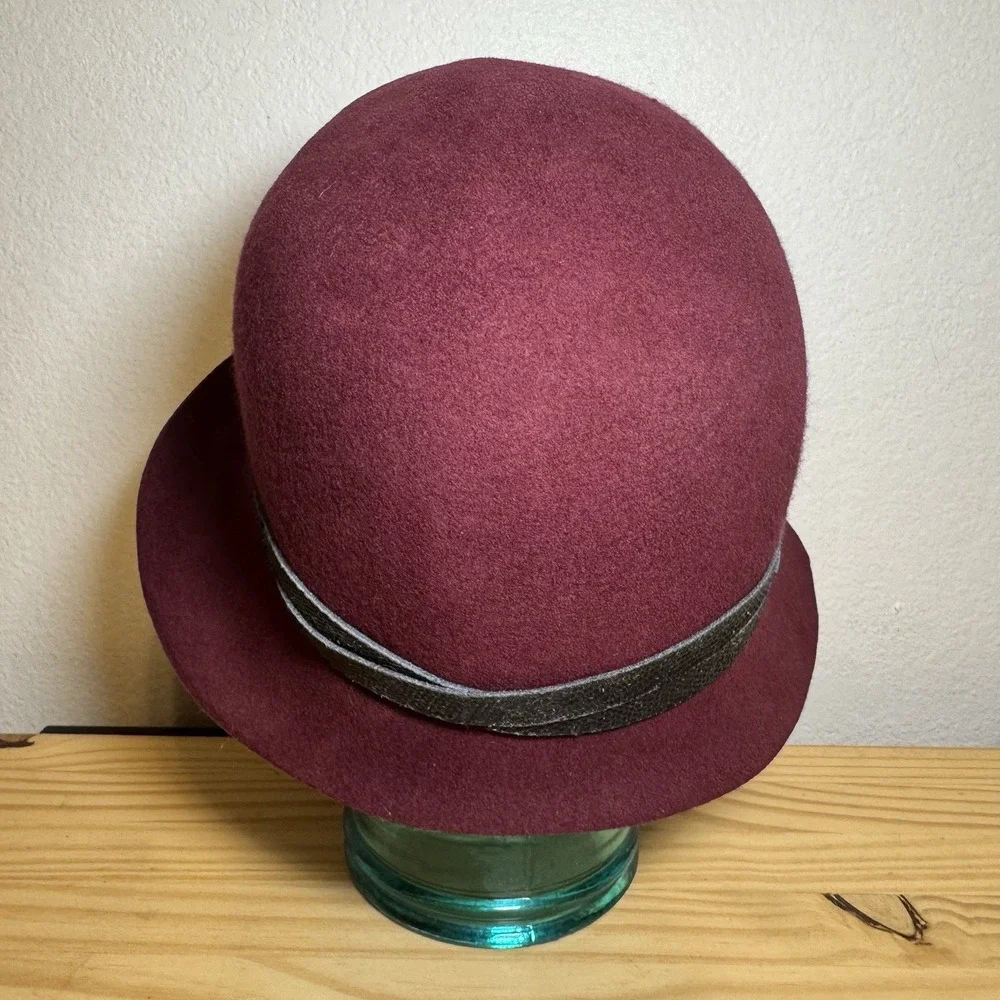 Goorin Bros Cloche Hat Womens Medium Burgundy Good Vintage Wool Felt Bell Buckle